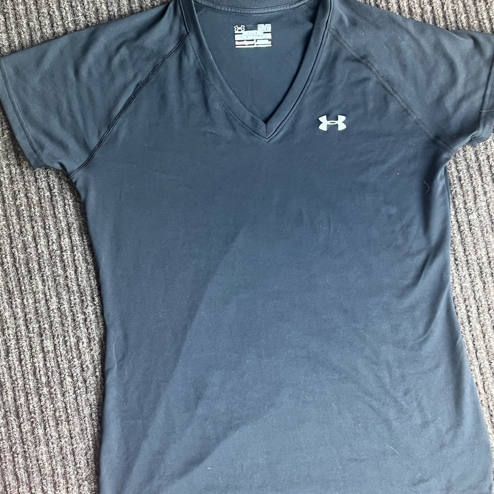 Under Armour women’s black vneck heat gear size m